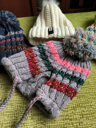 Gorros de lana con borreguito. 5 euros cada uno.