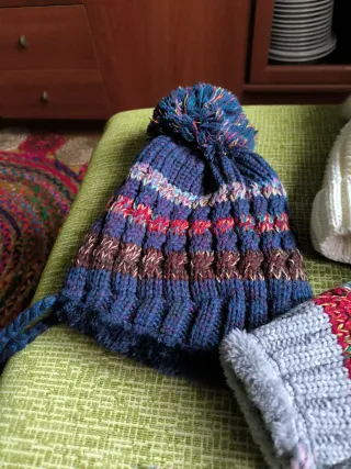 Gorros de lana con borreguito. 5 euros cada uno.