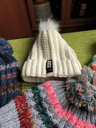 Gorros de lana con borreguito. 5 euros cada uno.