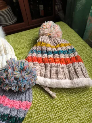 Gorros de lana con borreguito. 5 euros cada uno.