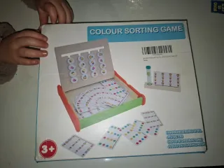 Juego de mesa para ordenar colores