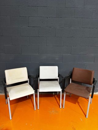 Sillas de oficina beige y marrón(Apilables)