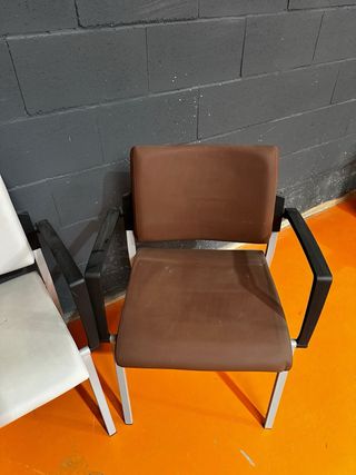 Sillas de oficina beige y marrón(Apilables)