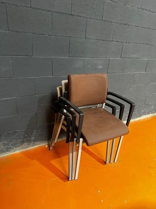 Sillas de oficina beige y marrón(Apilables)