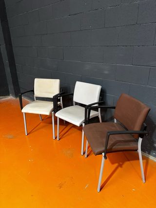 Sillas de oficina beige y marrón(Apilables)