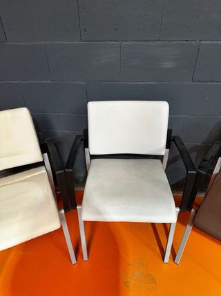 Sillas de oficina beige y marrón(Apilables)