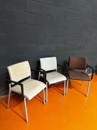 Sillas de oficina beige y marrón(Apilables)