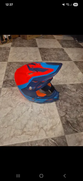 Casco Motocross Azul y Naranja fosforito.