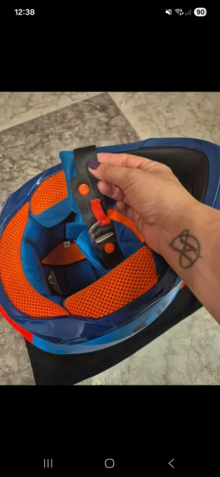 Casco Motocross Azul y Naranja fosforito.
