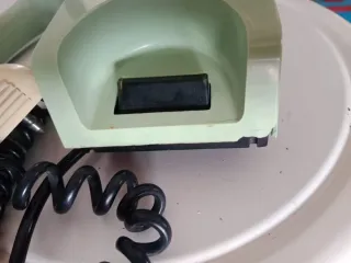 Telefono vintage verde con disco dorato