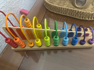 Juguete educativo de madera con cuentas