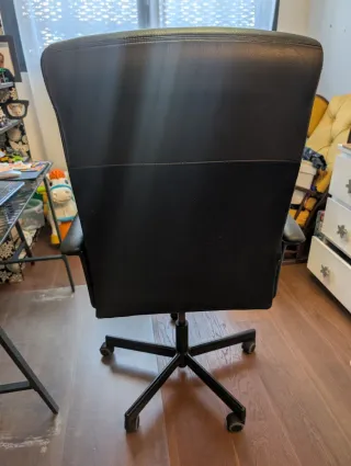 Silla de oficina negra