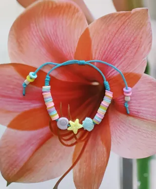 Pulsera hecha a mano con abalorios