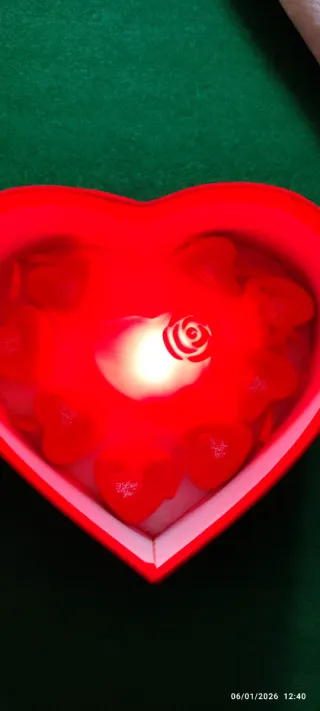 Scatola regalo cuore con 8 cuoricini