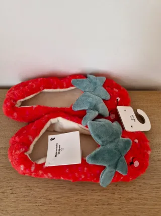 Zapatillas de fresa nuevas con etiqueta