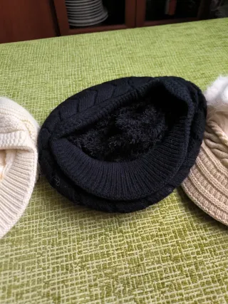 Viseras con borreguito beige y negro. 6 euros cada