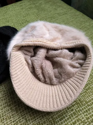 Viseras con borreguito beige y negro. 6 euros cada