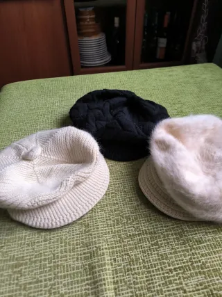 Viseras con borreguito beige y negro. 6 euros cada