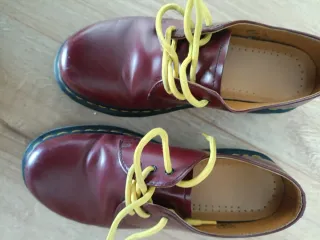Dr Martens. Zapatos granate