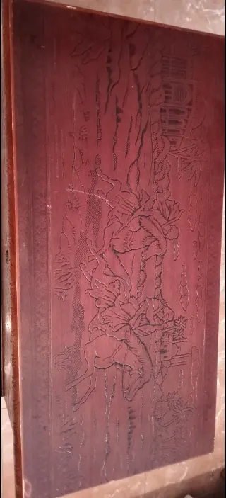 Baúl antiguo madera maciza grabado