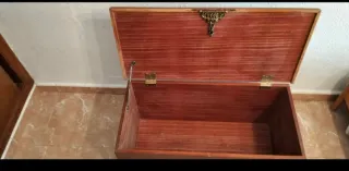 Baúl antiguo madera maciza grabado