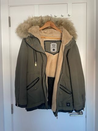 Chaqueta verde con capucha y pelo