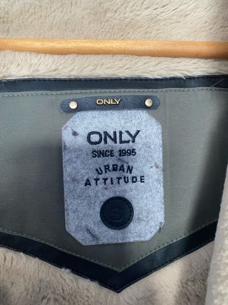 Chaqueta verde con capucha y pelo