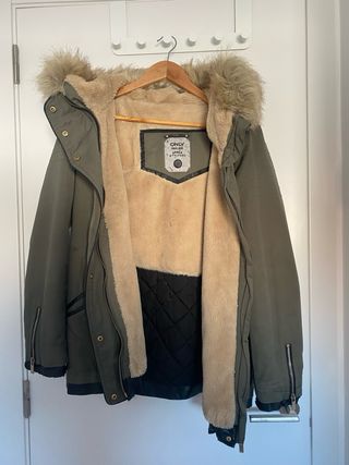 Chaqueta verde con capucha y pelo