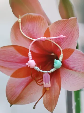 Pulsera hecha a mano con abalorios