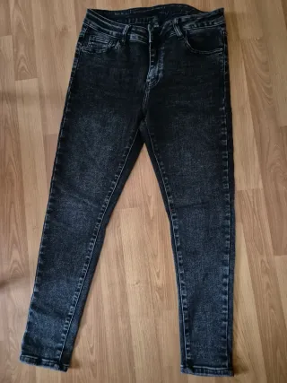 Pantalones vaqueros negros desgastados