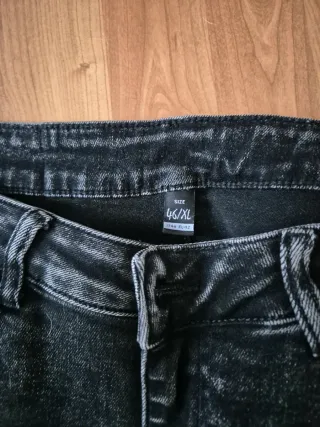 Pantalones vaqueros negros desgastados