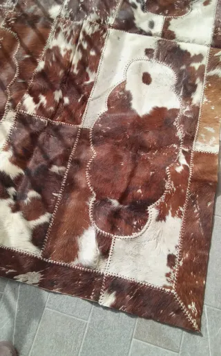 Tappeto in pelle marrone e bianco