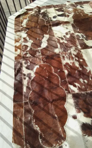 Tappeto in pelle marrone e bianco