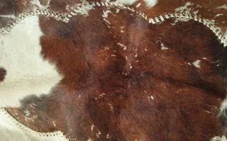 Tappeto in pelle marrone e bianco