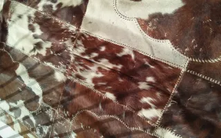 Tappeto in pelle marrone e bianco