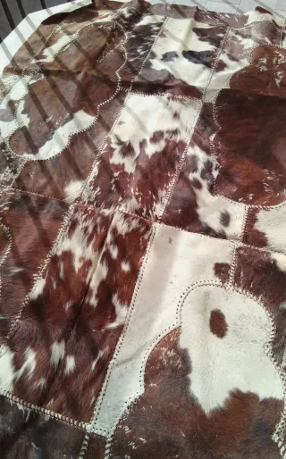 Tappeto in pelle marrone e bianco