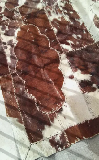 Tappeto in pelle marrone e bianco