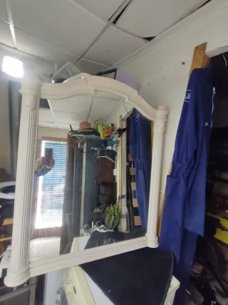 Espejo de madera beige y blanco