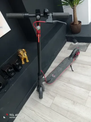 Patinete eléctrico con casco y cargador