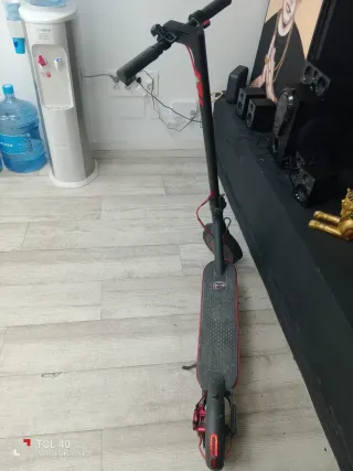 Patinete eléctrico con casco y cargador