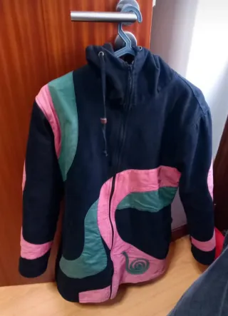 Casaco quente com capuz. Condiz a um tamanho M/L