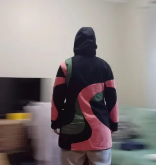 Casaco quente com capuz. Condiz a um tamanho M/L