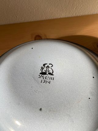 Ciotola vintage in metallo smaltato bianca