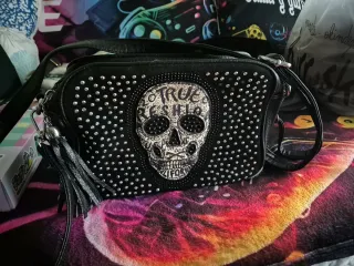 Bolso negro con calavera y tachuelas