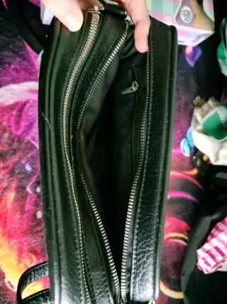 Bolso negro con calavera y tachuelas