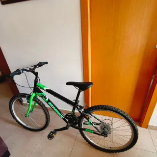 Bicicleta BMX Negra y Verde