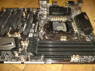 Placa Base ASRock Z77 Extreme4