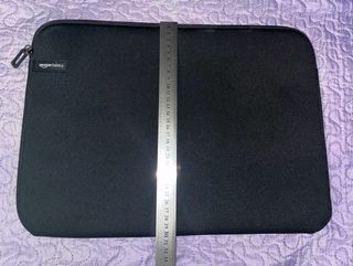 Funda portátil Amazon Basics negra