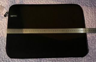 Funda portátil Amazon Basics negra
