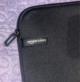 Funda portátil Amazon Basics negra